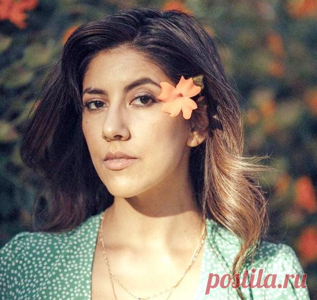 Звезда сериала "Бруклин 9-9" Стефани Беатрис озадачила свадебным фото