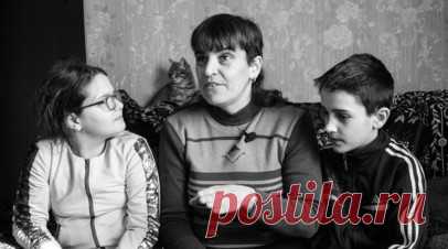 «Было очень страшно»: Эльмира Джанвелян из Донбасса — о выживании в приграничном посёлке в украинской оккупации. 18 февраля 2024 года ЛНР и ДНР отметили девятую годовщину завершения Чернухино-Дебальцевской операции, победа в которой оказала большое влияние на ход всего противостояния киевскому режиму. Для жителей посёлка Чернухино — стратегически важного из-за расположения на границе двух республик — это особенный день. В беседе с RT местная жительница Эльмира Джанвелян вспоминает о пережитом…