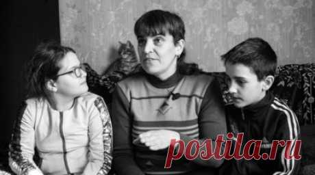 «Было очень страшно»: Эльмира Джанвелян из Донбасса — о выживании в приграничном посёлке в украинской оккупации. 18 февраля 2024 года ЛНР и ДНР отметили девятую годовщину завершения Чернухино-Дебальцевской операции, победа в которой оказала большое влияние на ход всего противостояния киевскому режиму. Для жителей посёлка Чернухино — стратегически важного из-за расположения на границе двух республик — это особенный день. В беседе с RT местная жительница Эльмира Джанвелян вспоминает о пережитом…