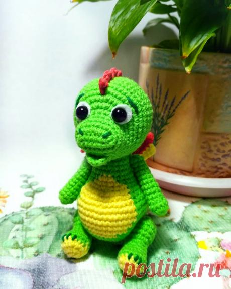 PDF Дракоша крючком. FREE crochet pattern; Аmigurumi doll patterns. Амигуруми схемы и описания на русском. Вязаные игрушки и поделки своими руками  #amimore - плюшевый дракон, дракончик, динозавр, динозаврик, dragon, dinosaur, dinosaurio, dinosauro, Dinosaurier, dinozaur, dinossauro, dinozor, dinosaurus, dinosaure, dino. Amigurumi doll pattern free; amigurumi patterns; amigurumi crochet; amigurumi crochet patterns; amigurumi patterns free; amigurumi today.