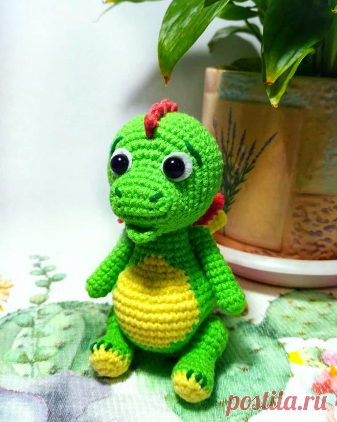 PDF Дракоша крючком. FREE crochet pattern; Аmigurumi doll patterns. Амигуруми схемы и описания на русском. Вязаные игрушки и поделки своими руками  #amimore - плюшевый дракон, дракончик, динозавр, динозаврик, dragon, dinosaur, dinosaurio, dinosauro, Dinosaurier, dinozaur, dinossauro, dinozor, dinosaurus, dinosaure, dino. Amigurumi doll pattern free; amigurumi patterns; amigurumi crochet; amigurumi crochet patterns; amigurumi patterns free; amigurumi today.