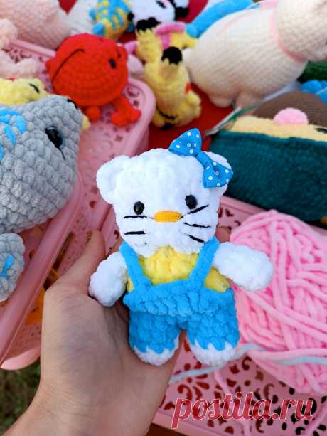 PDF Кошечка Hello Kitty крючком. FREE crochet pattern; Аmigurumi animal patterns. Амигуруми схемы и описания на русском. Вязаные игрушки и поделки своими руками #amimore - маленькая кошечка Хелло Китти из плюшевой пряжи, плюшевая кошка Hello Kitty, котик, котёнок, кот.