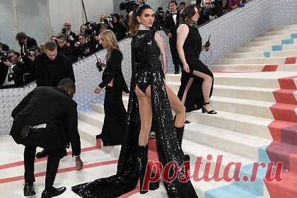 Кендалл Дженнер показала ягодицы на балу Met Gala. Американская модель Кендалл Дженнер посетила ежегодный бал Met Gala в откровенном наряде. На опубликованных прессой снимках видно, что звезда вышла в свет в оголяющем ягодицы боди из страз с длинными рукавами и серебристым воротником, а также черных ботинках на высокой платформе.