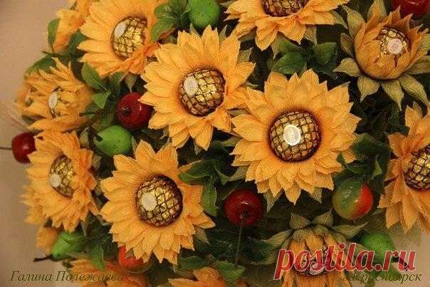 Подсолнухи из конфет и гофрированной бумаги.