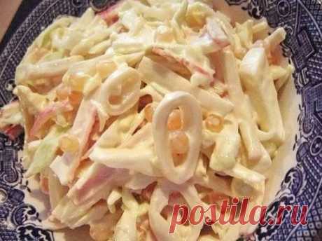 Три простых салатика с кальмарами 

1. Салат "Мартовский" 

Ингредиенты на 500 грамм кальмаров: 

- 5 свежих огурчиков; 
- банка консервированных ананасов; 
- 5 яиц; 
- густой майонез; 
- лимон. 

Приготовление: 

Подготавливаем кальмаров для салата 
Для приготовления салата с кальмарами, надо подготовить их. Стоит покупать тушки, которые сначала чистят, ошпаривая кипятком и вытягивая спинную хорду, засунув руку в кальмара. Потом счищают верхнюю пленку ножом или руками. Ка...