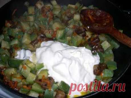 Солнечный дом: Кабачки, тушёные с грибами и овощами в сметане