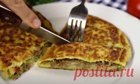 Один кабачок и 200 граммов фарша: кабачкового блинчика-рулета хватит на всех