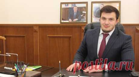 Источник RT: замглавы Буйнакска оторвало пальцы на руке из-за шумовой гранаты. Замглавы администрации Буйнакска оторвало три пальца на левой кисти при взрыве светошумовой гранаты в Дагестане, сообщил источник RT. По имеющимся данным, Гамзата Османова забрали в Махачкалу в тяжёлом состоянии, ещё у него ранение стопы и посечено лицо. Сейчас чиновник в сознании, добавил собеседник. Читать далее