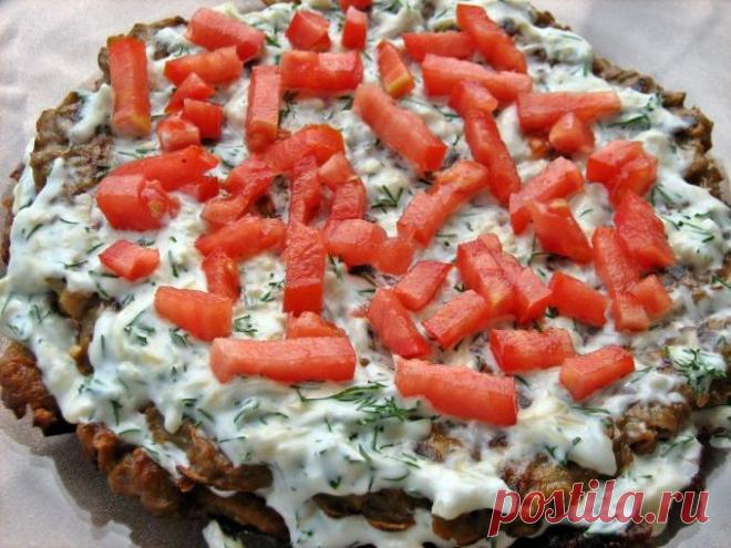 Овощной торт из баклажанов 
Ингредиенты:Баклажаны — 1 кгПомидоры — 3 штСметана — 200 грСыр твердых сортов — 100 грЯйцо куриное — 3 штМука пшеничная — 3 ст.л.Майонез — 2 ст.л.Йогурт — 125 грЧеснок дольки — 4 штУкроп свежий — 1 п…