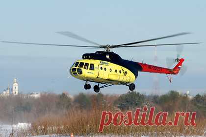 В российском регионе вертолет Ми-8 совершил аварийную посадку. В Тазовском районе Ямала вертолет Ми-8 авиакомпании UTair совершил аварийную посадку в поле. Об этом сообщили в экстренных службах, передает ТАСС. Там рассказали, что на борту воздушного судна находились 18 человек — никому из них не понадобилась помощь медиков. Пассажиров эвакуируют другим вертолетом авиакомпании.