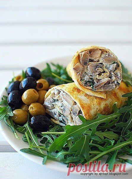 Омлет с грибами и сыром.


Ингредиенты:
- 300 г нарезанных грибов
- 3 зубчика чеснока
- 3 столовых ложки нарубленной петрушки
- 100 г рикотты
- соль
- перец
- сливочное масло
- растительно масло
- 2 яйца