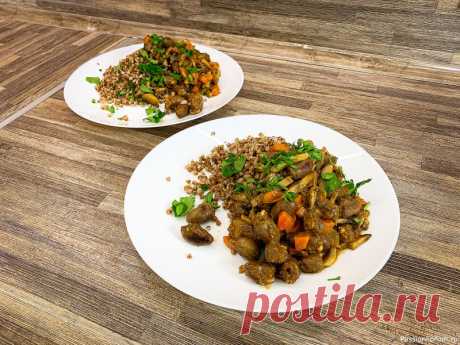 Сердечки куриные тушеные с шампиньонами Рецепт куриных сердечек:Куриные сердечки &mdash; 700 г.Шампиньоны &mdash; 700 г.Лук &mdash; 1 шт.Морковь &mdash; 2 шт.Томатная паста &mdash; 2 ст.лМасло растительное &mdash; 50 мл.Соль, перец, пряности &mdash; по вкусу.Приготовление:Лук нарезать четвертинками и обжарить до золотистости....