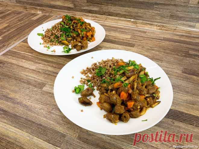 Сердечки куриные тушеные с шампиньонами Рецепт куриных сердечек:Куриные сердечки — 700 г.Шампиньоны — 700 г.Лук — 1 шт.Морковь — 2 шт.Томатная паста — 2 ст.лМасло растительное — 50 мл.Соль, перец, пряности — по вкусу.Приготовление:Лук нарезать четвертинками и обжарить до золотистости....