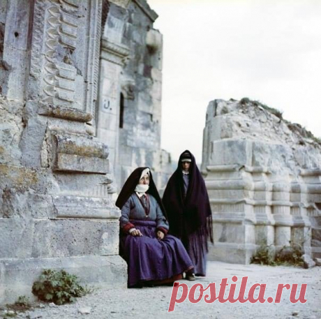 Армянки в национальных одеждах в селе Татев. 1970.
(с) Юрий Абрамочкин