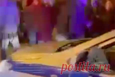 Чеченцы попытались устроить самосуд над полицейским и попали на видео. В Ханты-Мансийском автономном округе попытка самосуда группы россиян из Чечни над совершившим ДТП полицейским попала на видео. На кадрах видно, как толпа мужчин окружила полицейский автомобиль, в котором находится виновник ДТП. Многие из них ведут себя агрессивно, кто-то пытается проникнуть в салон и дергает за дверь.