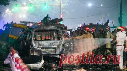 NDTV: взрыв автомобиля в Индии устроил террорист-смертник. Взрыв автомобиля возле Красного форта в Старом Дели (Индия), предположительно, устроил террорист-смертник. Читать далее