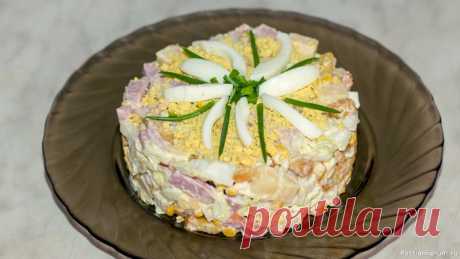 Салат с ветчиной, сыром и яйцами