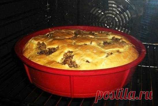 Пирог «Быстрый и вкусный» из теста на кефире со сметаной и майонезом
Ингредиенты:
Для теста:
- 100 г кефира
- 100 г сметаны
- 200 г майонеза
- 3-4 яйца
- 0,5 чайной ложки соды
- 0,5 чайной ложки соли
- мука до нужной консистенции теста (как для оладий)
Начинка может быть, как приведена ниже, или произвольной по вкусу и наличию продуктов.
Смешиваем все ингредиенты, чтобы получилось не крутое и не густое тесто, густотой как для оладий. Количества муки может несколько варьироваться в зависимости