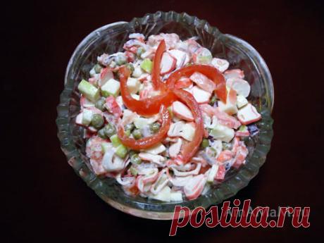 Крабовый салат с яблоками и помидорами