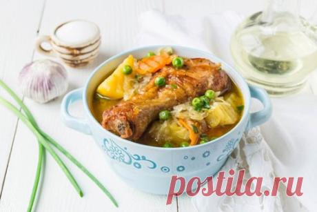 РАГУ С КУРИЦЕЙ И ОВОЩАМИ

Это блюдо идеально подойдет для сытного обеда или раннего ужина. Овощи пропитываются ароматом курицы и становятся особенно сочными и вкусными. Мясо птицы получается нежным, очень мягким, с аппетитной корочкой. Дополнительно можно добавить в жаркое с курицей сладкий перец, грибы или свежую зелень.

Ингредиенты:
Показать полностью…