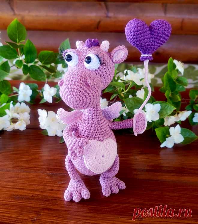 PDF Дракоша Мокси крючком. FREE crochet pattern; Аmigurumi toy patterns. Амигуруми схемы и описания на русском. Вязаные игрушки и поделки своими руками #amimore - дракон с шариком в виде сердца к 14 февраля, дракончик из обычной пряжи ко дню Всех Влюблённых, динозавр, динозаврик.