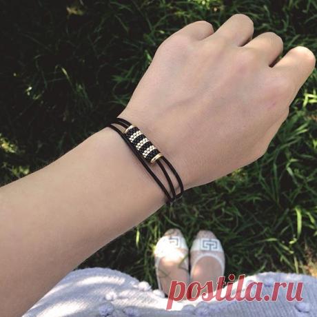 Браслет на заказ в чёрно-золотом цвете. Кожаный шнур, элитный японский бисер. #японскийбисер #кожаныйбраслет #браслет #ручнаяработа #handmade #золото #черный #лаконичный #томск #минимализм #тонкийбраслет