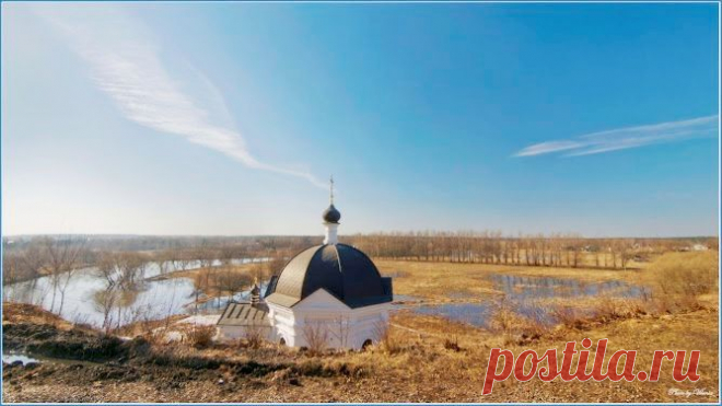 3 декабря 1564 года Иван Грозный из Москвы отправился на богомолье. К 21 декабря царский кортеж прибыл в Троице-Сергиев монастырь. После молитв и традиционной службы Иван IV отправился не в Москву, а в Александрову слободу. Уже к осени 1565 года в Александрову слободу сошлись все нити внутреннего управления.