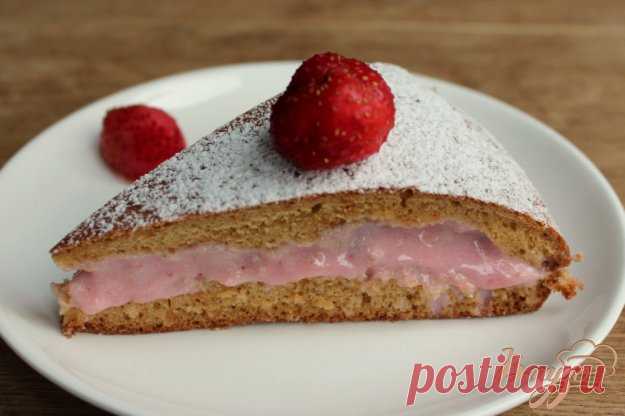 Медовый пирог с клубничным кремом - пошаговый рецепт с фото