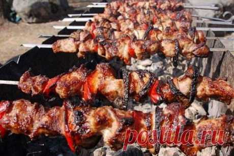 Любители шашлыка наверняка оценят очень вкусный шашлычок в маринаде из красного вина!