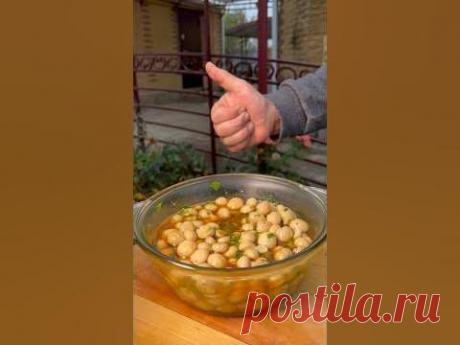 Как приготовить маринованные шампиньоны? В емкость добавляем 1 столовую ложку сахара, 1 столовую ложку соли, 1 чайную ложку кориандра горошком, 1 чайную ложк...