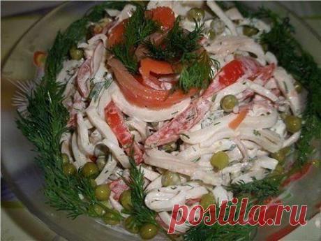 Салат с кальмарами &quot;Просто и вкусно&quot;.

Ингредиенты:
- 1 кг кальмаров
- 1 баночка зеленого горошка
- 5-6 шт. среднего размера помидоров
- зелень (укроп,петрушка)
- майонез

Приготовление:
1. Кальмары очистить, помыть.
2. Варим кальмары в подсоленой воде 3 минуты после закипания, остывшие кальмары порезать длинной соломкой.
3. Также порезать помидоры (семена убрать), добавить горошек, мелко порезанную зелень.
4. Салат заправить майонезом, можно чуть подсолить, по вкусу.
•••