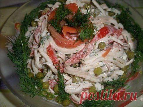 Салат с кальмарами "Просто и вкусно".

Ингредиенты:
- 1 кг кальмаров
- 1 баночка зеленого горошка
- 5-6 шт. среднего размера помидоров
- зелень (укроп,петрушка)
- майонез

Приготовление:
1. Кальмары очистить, помыть.
2. Варим кальмары в подсоленой воде 3 минуты после закипания, остывшие кальмары порезать длинной соломкой.
3. Также порезать помидоры (семена убрать), добавить горошек, мелко порезанную зелень.
4. Салат заправить майонезом, можно чуть подсолить, по вкусу.
•••