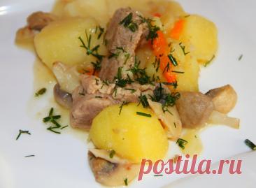 Жаркое с грибами и мясом Жаркое с грибами и мясом - это сытное и ароматное блюдо, которое идеально подходит для семейного ужина. Секрет его вкуса заключается в предварительном обжаривании картофеля и грибов, что придаёт блюду особую текстуру и насыщенность. Это блюдо сочетает в себе нежное мясо, сочные грибы и хрустящий картофель, создавая гармонию вкусов.