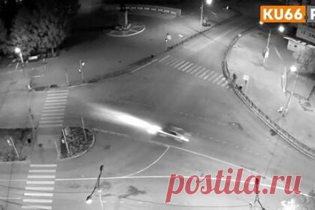 Пьяный россиянин на Lada снес остановку и попал на видео. Пьяный водитель автомобиля Lada в городе Каменск-Уральский в Свердловской области снес автобусную остановку. Авария произошла на пересечении проспекта Победы и улицы Добролюбова. Как рассказали очевидцы, водитель и находившиеся с ним в автомобиле пассажира были в нетрезвом состоянии.