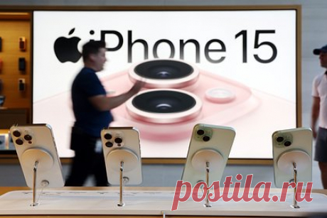 Новые iPhone 15 подешевели в России. Новые смартфоны Apple заметно подешевели в России спустя месяц после появления в продаже. Как заметили «Известия», цены на устройства снизились на 15 процентов и более — некоторые модели подешевели почти на 30 процентов. Причиной этого журналисты назвали вариативность закупочных цен на аппараты.
