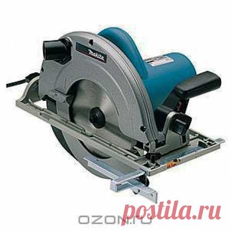 Makita 5903R - Пила дисковая Makita 5903R - это профессиональный инструмент с большим производственным потенциалом, предназначенный для прямолинейной (вертикальной и под углом) распиловки различных материалов, преимущественно для древесины. Пила оснащена мощным двигателем (2000 Вт), сообщающим пильному диску (диаметр 210-235 мм) скорость до 4500 об/мин (в режиме холостого хода), что позволяет производить распил на впечатляющую глубину: вертикальный - до 85 мм, под углом 45° - до 64 мм.