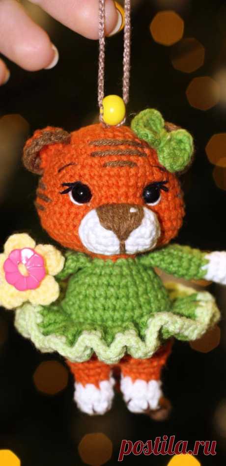 PDF Малышка - Тигришка крючком. FREE crochet pattern; Аmigurumi animal patterns. Амигуруми схемы и описания на русском. Вязаные игрушки и поделки своими руками #amimore - тигр, маленький тигрёнок к Новому году, тигрята, котик, кот, кошечка, кошка, котенок.