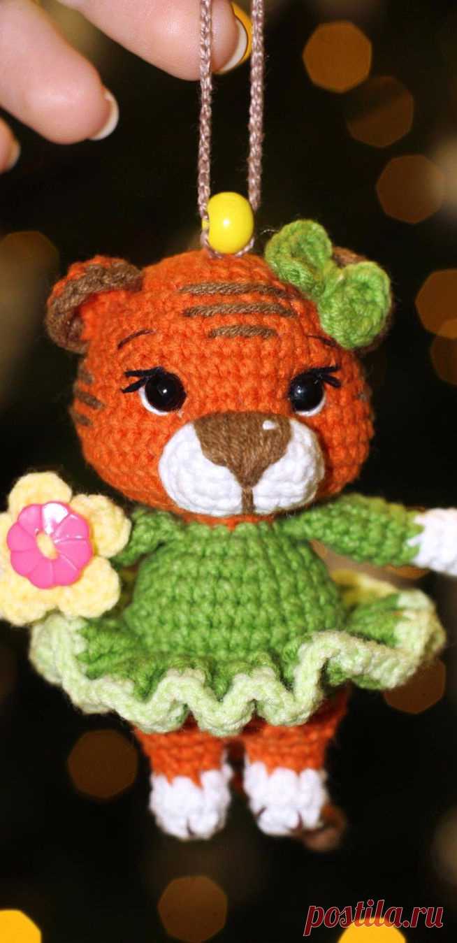 PDF Малышка - Тигришка крючком. FREE crochet pattern; Аmigurumi animal patterns. Амигуруми схемы и описания на русском. Вязаные игрушки и поделки своими руками #amimore - тигр, маленький тигрёнок к Новому году, тигрята, котик, кот, кошечка, кошка, котенок.