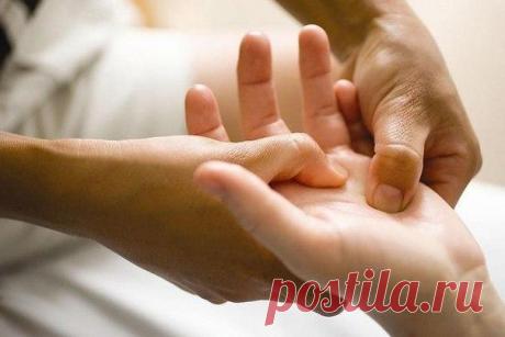 По рукам человека можно определить чем он болен

 

Руки – кладезь всевозможной информации: по ним, как по книге, можно узнать не только о прошлом и будущем человека, его наклонностях и характере, но и о состоянии его здоровья – стоит только внимательно к ним приглядеться.

Красные ладони свидетельствуют о токсическом поражении печени: возможен гепатит или гепатоз. Мраморный рисунок на ладонях говорит о неполадках в вегетативной нервной системе.

Если кожа ладоней приобрет...