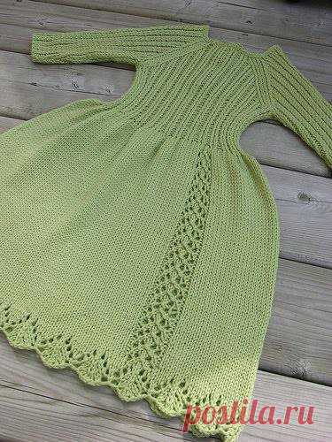 Платье для девочки Автор и дизайнер (Author/Designer): Marjorie Brigham

Описание: 
Это платье было вдохновленно работой Гил Этон из книги Minnow Knits II. Подол кружевной (8 кругов). Вставная кружевная вязка из 7 петель. Это зимнее/осенние платье. Оно вяжется снизу верх. Туловище вяжется перекрученной резинкой. Рукав 3/4 и вяжется как раглан.

Размеры: 2 (3, 4) года 

Мерки по окончанию работы: 
Объем груди: 61 (63.5, 66) см 
Длина от плеча до подола: 42 (44.5, 47) см 
Ши...