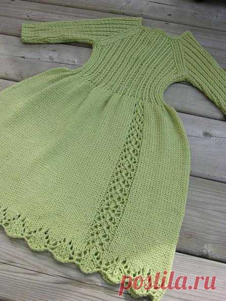 Платье для девочки Автор и дизайнер (Author/Designer): Marjorie Brigham

Описание: 
Это платье было вдохновленно работой Гил Этон из книги Minnow Knits II. Подол кружевной (8 кругов). Вставная кружевная вязка из 7 петель. Это зимнее/осенние платье. Оно вяжется снизу верх. Туловище вяжется перекрученной резинкой. Рукав 3/4 и вяжется как раглан.

Размеры: 2 (3, 4) года 

Мерки по окончанию работы: 
Объем груди: 61 (63.5, 66) см 
Длина от плеча до подола: 42 (44.5, 47) см 
Ши...