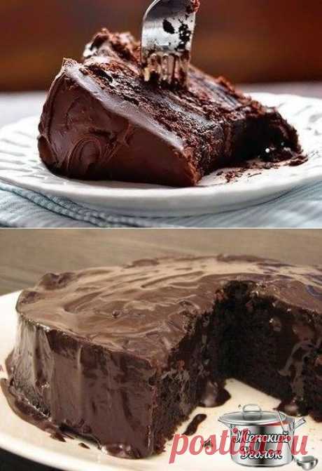 Супер-влажный шоколадный пирог (без яиц) 🍰 Ингредиенты: Мука пшеничная — 1,5 стакана Какао-порошок — 4 ст. ложки Сода пищевая — 1 ч. ложка Лимонный сок — 1 ст. ложка Сахар-песок — 200 грамм Масло растительное — 1/4 стакана Ванильный сахар — 0,5 пакетика Соль — 1 щепотка Вода — 200 мл. Растворимый кофе — 0,5 ч. ложки Приготовление: 1. В большой чашке смешиваем сыпучие продукты: муку, соль, соду пищевую, какао-порошок. В другой чашке смешиваем растительное масло с сахаром, добавляем растворимый…