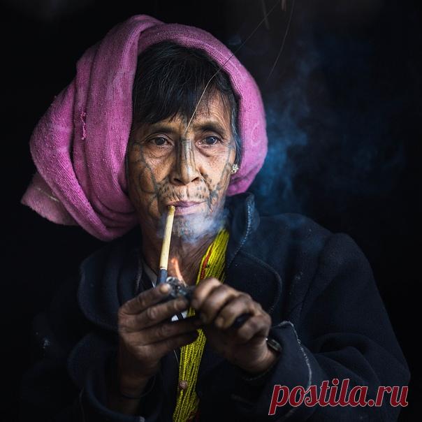 «Мьянма – это не только рыбаки и буддийские монахи, но и множество языческих племен. На фото женщина из народности Чин. Татуировки на лицах здесь имеют только женщины — это давняя традиция племени, уходящая корнями в далекое прошлое», – рассказывает автор фото Алексей Терентьев: nat-geo.ru/photo/user/24117/