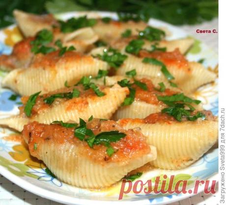 Макароны "ракушки", фаршированные фаршем с овощным соусом