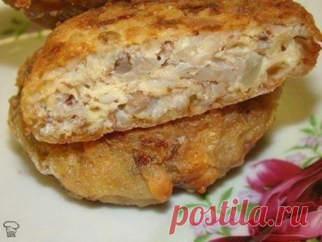 КОТЛЕТЫ ГРЕЧНЕВЫЕ 🍴
Ингредиенты:
● Гречка вареная-1 ст
● яйцо-2-3 шт
● Сыр-100 гр
● Лук-1 шт
● Масло сливочное-50 гр
● Соль,перец
Приготовление:
Лук пожарить на сливочном масле. Сыр потереть на терке. Смешать вареную гречку,лук,сыр. Вбить яйца, посолить, поперчить. Из фарша сформировать котлеты,обвалять их в муке( делайте это аккуратно, иначе котлеты могут развалиться) и жарить с обеих сторон до золотистой корочки. Вкусные они и в горячем, и холодном виде.
Приятного аппетита!