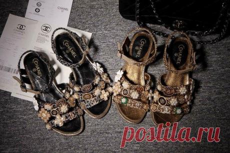 Обувь Chanel, декорированная брошками Красивая идея!