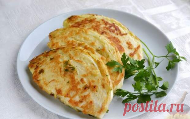 Капуста, жаренная в сметанном кляре с чесноком и зеленью - БУДЕТ ВКУСНО! - медиаплатформа МирТесен Белокочанная капуста, жаренная в сметанном кляре с чесноком и зеленью, - просто, быстро и вкусно. Это блюдо подойдёт в качестве сытного перекуса или же может послужить гарниром к рыбе, мясу или курице. Продукты (на 8 порций) Капуста белокочанная – 1 кочан (1 кг) Яйца – 2 шт. Сметана 15% – 160 г