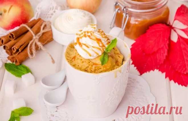 Кекс в кружке с яблоками и корицей в микроволновке - Что приготовить на ...