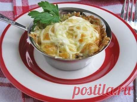 Жюльен с курицей и грибами
Ингредиенты:
-Курица 250 г 
-Шампиньоны свежие 250 г 
-Лук репчатый 2 - 3 шт. 
-Сыр твердых сортов 150 г 
-Сметана 100 - 130 мл 
-Мука пшеничная 1-2 ст.л. 
-Соль по вкусу 
-Смесь перцев по вкусу 
-Масло растительное 2 ст.л. 
Приготовление:
1. Начинаю я обычно с того, что на растительном масле обжариваю шампиньоны с луком. Хорошо бы сохранить традиционную нарезку ингредиентов соломкой. Но у меня в этот раз получились мелкие кубики) 
2. Грибы с луком будем жарить до т