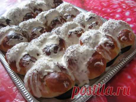 Напечь жаворонков себе, семье, весне 

 #тесто   #рецепт   #булочки   #жаворонки
Состав для теста 
вода - 500 мл, 
дрожжи свежие - 30 г, 
сахар - 0,5-0,75 стакана, 
ванильный сахар - 1 чайная ложка, 
соль - 1 чайная ложка, 
растительное масло - 0,5 стакана, 
мука - 6-8 стаканов  
растительное масло или сладкий чай для смазывания